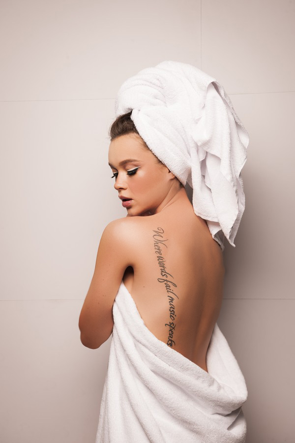 Обнаженная и с полотенцем на голове: Мария Яремчук показала утренний образ